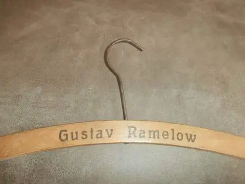 Gustav Ramelow in Barth i. Mecklenburg , uralter Kleiderbügel , Bügel , Mode !!!