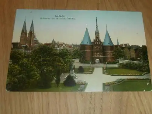 alte AK - Lübeck , 1916 , Holstentor mit Bismarck Denkmal , Ansichtskarte !!!