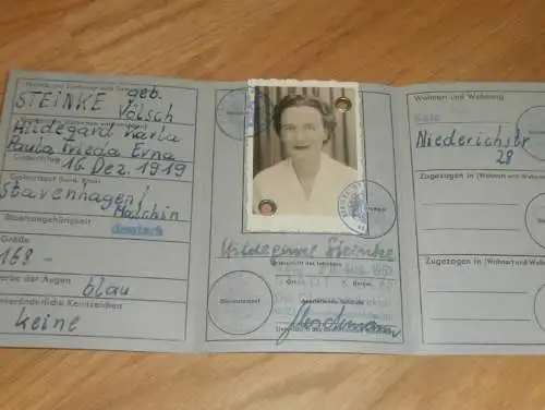 Flüchtlings- Ausweis und Personalausweis , H. Steinke geb. Völsch in Stavenhagen i. Mecklenburg , Malchin Lübeck , Köln