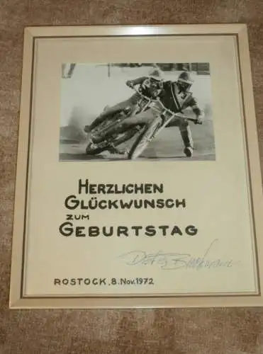 Speedway 1972 , großes gerahmtes Foto , Rostock - Dieter Brockmann an Heinz Hausmann  , ADMV , DDR !!!