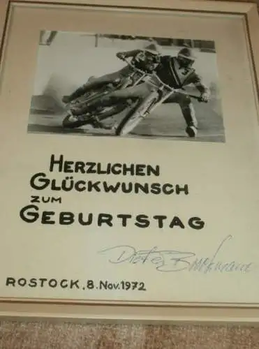 Speedway 1972 , großes gerahmtes Foto , Rostock - Dieter Brockmann an Heinz Hausmann  , ADMV , DDR !!!