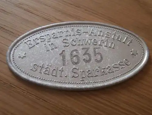 alte Plakette , ca.1940 , Ersparnis-Anstalt in Schwerin i. Mecklenburg , Marke , Stadt - Sparkasse , Bank  !!