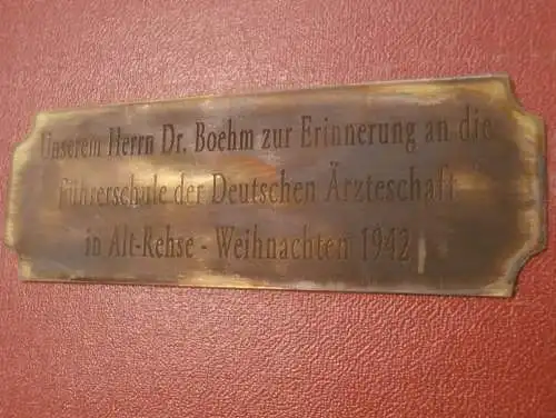 Dr. Boehm - Führerschule der Deutschen Ärzteschaft Alt Rehse 1942 , mit Plakette , alte Mappe / Urkundenmappe !!