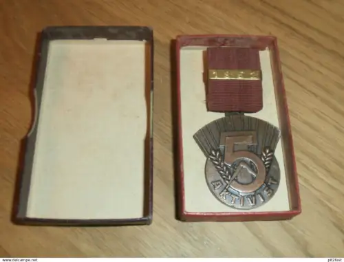 DDR - Abzeichen - Aktivist 5 Jahres Plan- Stoffspange von 1952 in Schatulle !!!