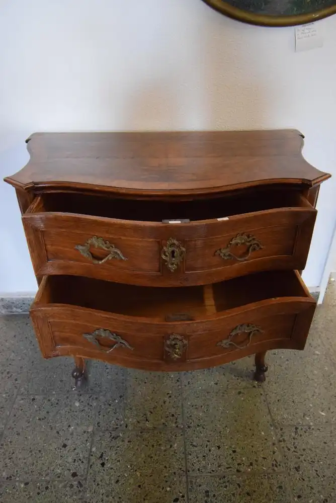 Barock-Kommode um 1750 Nussbaum  1
