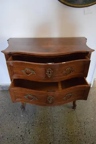 Barock-Kommode um 1750 Nussbaum 