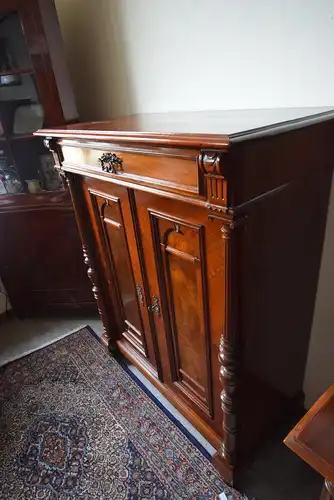 Vertiko Gründerzeit um 1870/80 Nussbaum 