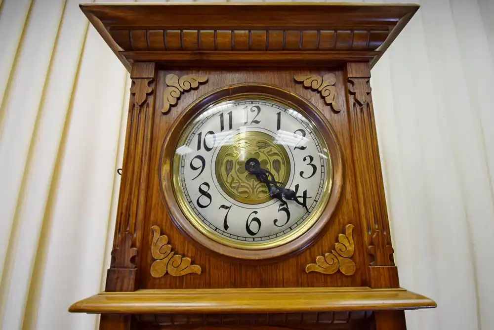 Standuhr Freischwinger Jugendstil um 1890 Nussbaum  4