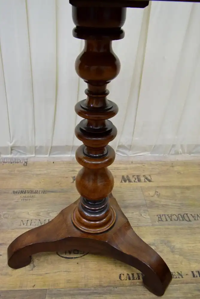 Schachtisch mit Figurensatz um 1840 Mahagoni/Nussbaum/Satinholz 1