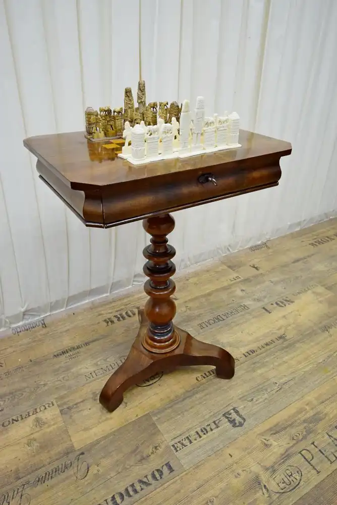Schachtisch mit Figurensatz um 1840 Mahagoni/Nussbaum/Satinholz 2