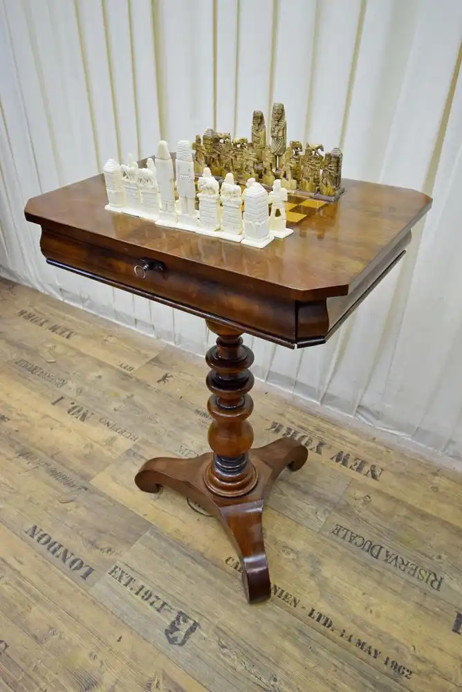 Schachtisch mit Figurensatz um 1840 Mahagoni/Nussbaum/Satinholz 3