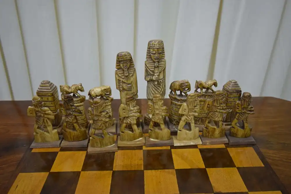Schachtisch mit Figurensatz um 1840 Mahagoni/Nussbaum/Satinholz 5