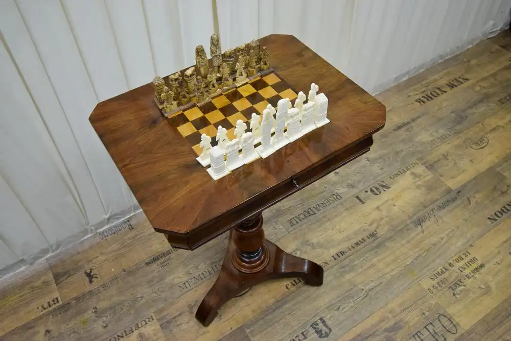Schachtisch mit Figurensatz um 1840 Mahagoni/Nussbaum/Satinholz 6