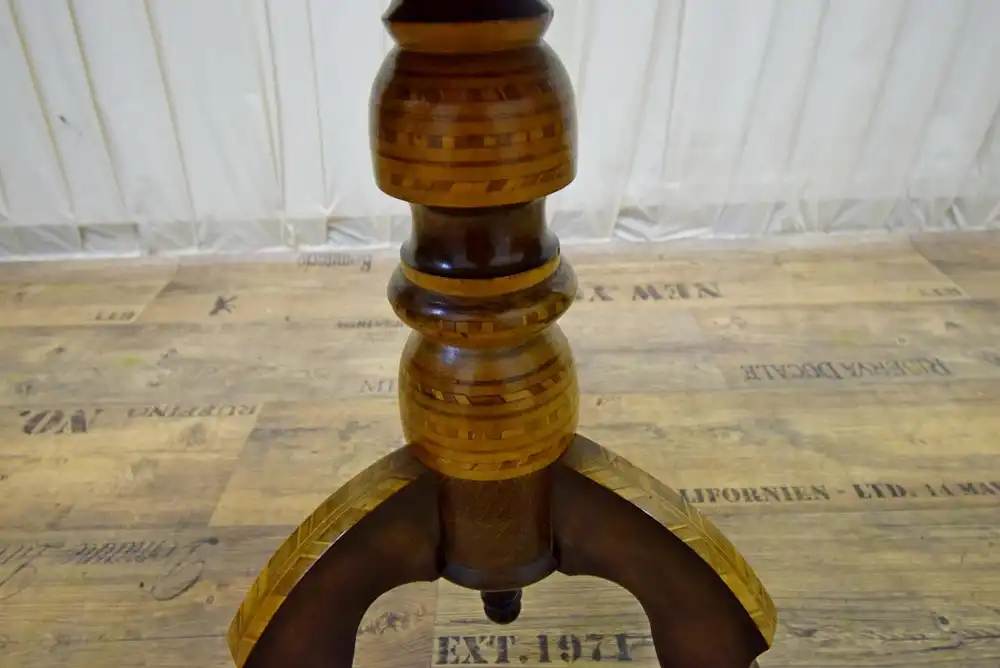 Tisch Nussbaum italienisch mit Intarsien um 1840  1