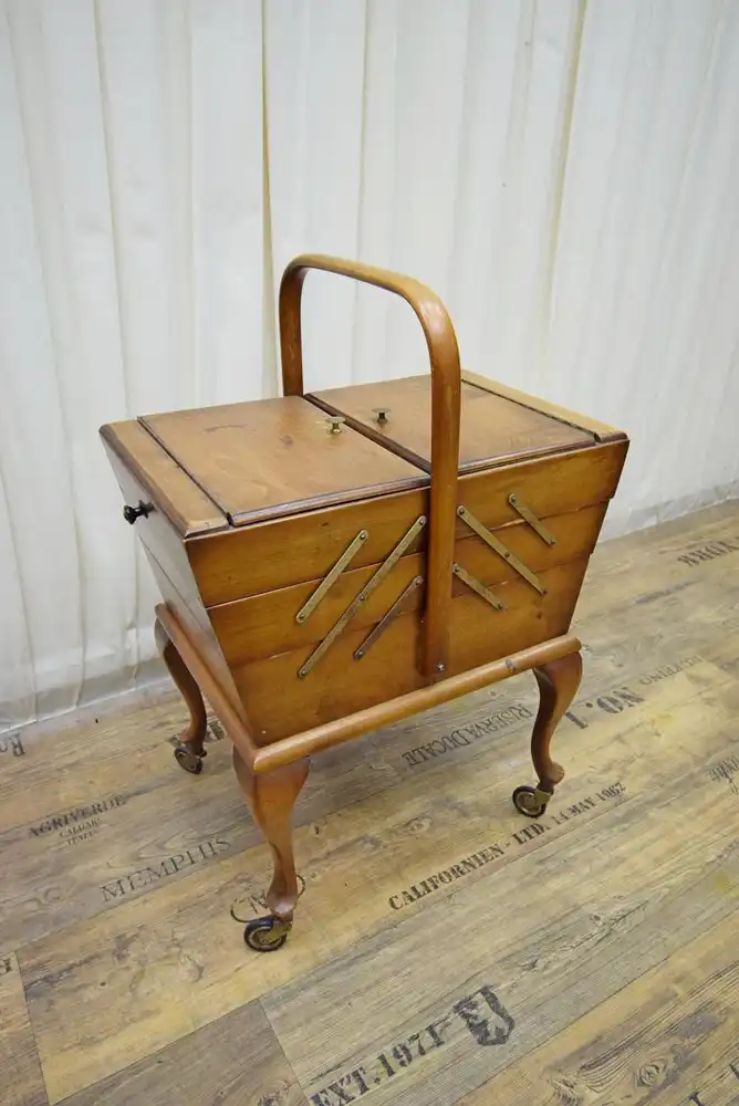 Nähtisch auf Rollen Biedermeier um 1850 Nussbaum  1