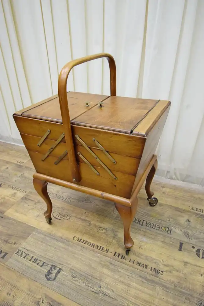 Nähtisch auf Rollen Biedermeier um 1850 Nussbaum  2