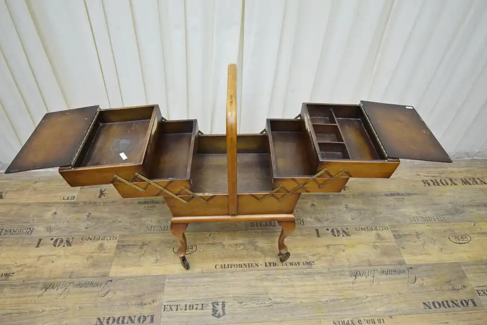 Nähtisch auf Rollen Biedermeier um 1850 Nussbaum  3