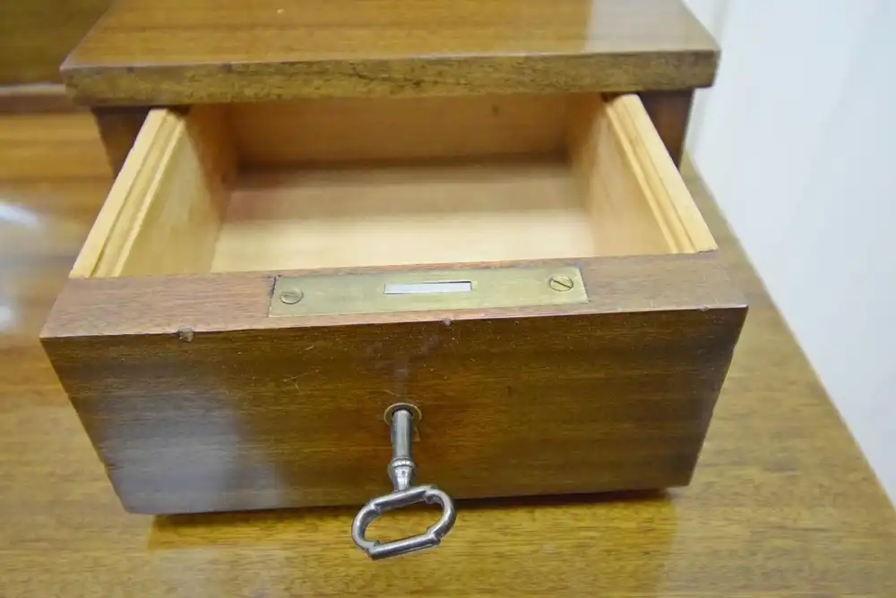 Damenschreibtisch Art Deco um 1920 Mahagoni mit Intarsien und Perlmutt Einlage  5