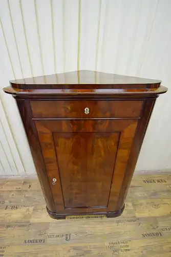 Eckschrank Biedermeier um 1830/40 Mahagoni Schellack 