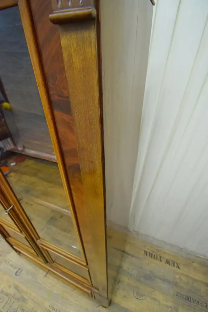 Vitrinenschrank Historismus um 1870 Mahagoni Schellack  9