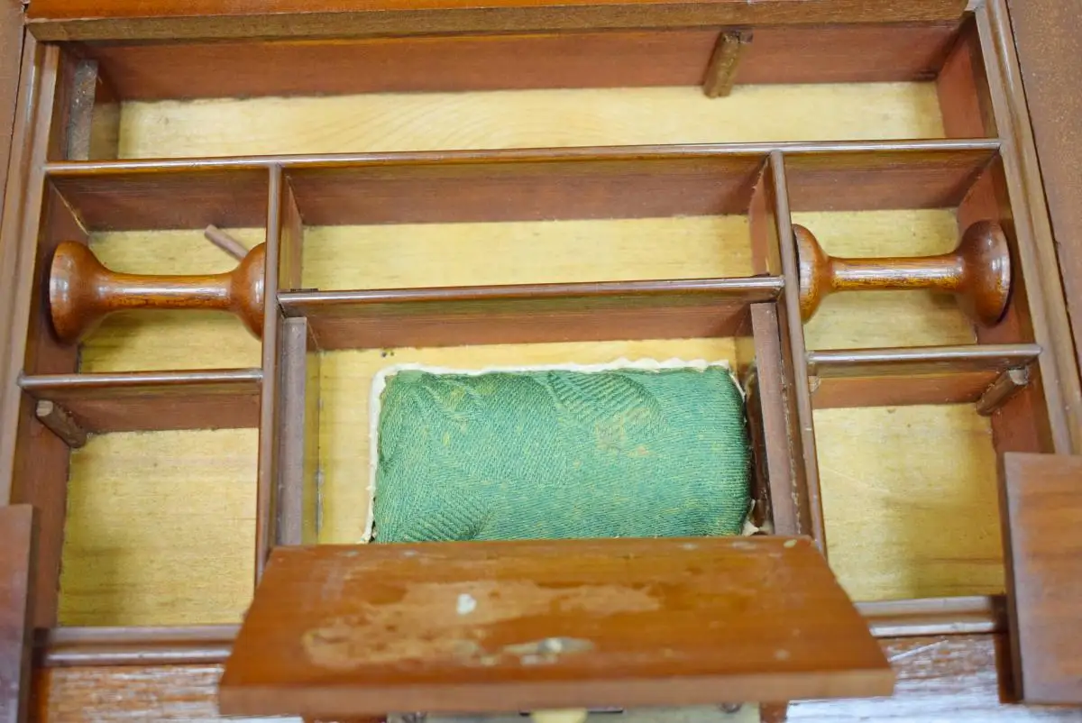 Nähkästchen Biedermeier um 1820 Mahagoni Schellack 5
