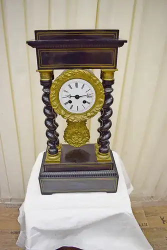 Tisch/Buffet Uhr Historismus um 1850-70 Messingeinlagen 