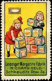 Kinder spielen mit Margarine