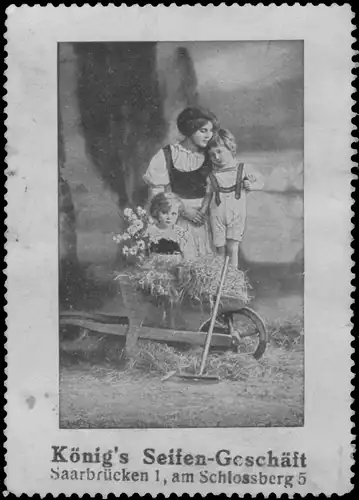 Mutter mit Kinder auf dem Feld