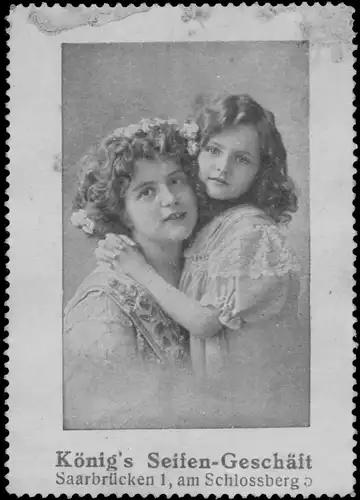 Mutter und Kind mit Blumen im Haar