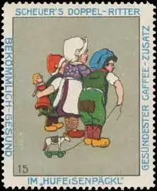 Kinder mit Spielzeug-Pferd und Puppe