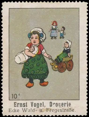 Kind mit Puppenwagen