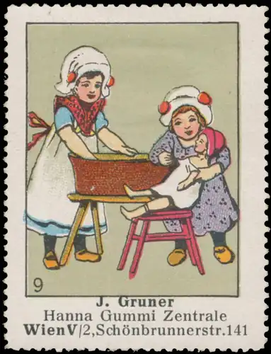 Kinder baden die Puppe