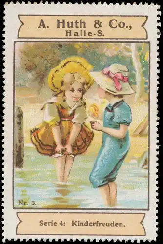 Kinder spielen im Wasser