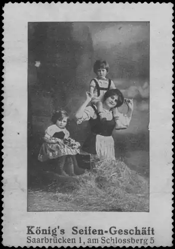 Kinder spielen im Heu