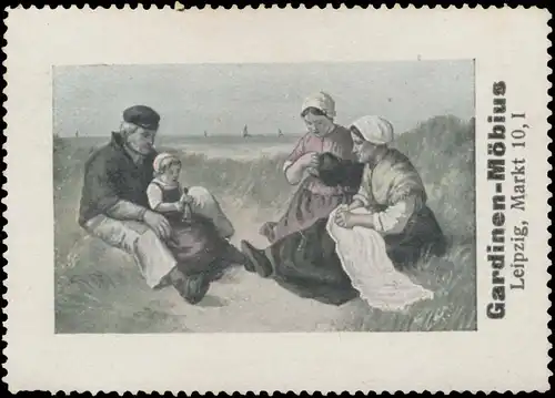 Familie am Strand beim Picknick