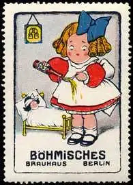 Kind gibt Puppe Bier als Medizin