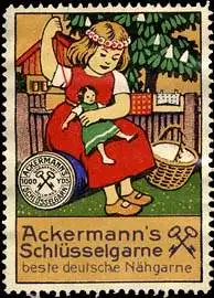 Kind stopft Puppe mit Ackermanns SchlÃ¼sselgarne