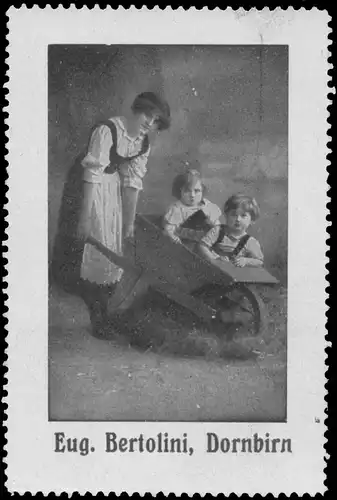 Kinder sitzen in Schubkarre
