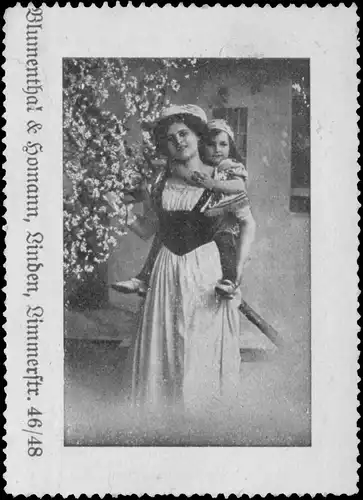 Mutter trÃ¤gt Kind Huckepack