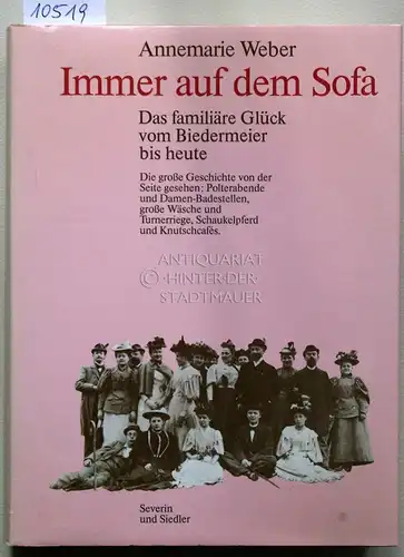 Weber, Annemarie: Immer auf dem Sofa. Das familiäre Glück vom Biedermeier bis heute. Die großen Geschichten von der Seite gesehen: Polterabende und Damen-Badestellen, große Wäsche und Turnerriege, Schaukelpferd und Knutschcafés. 