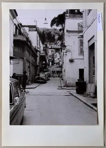 Petzold, W: Athen, in der Plaka. Darüber die Mauer der Akropolis. 