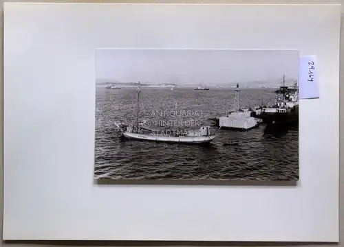 Petzold, W: Einfahrt in den Hafen von Piräus. Einblick in den Sund, hinten Salamis. 