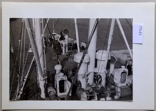 Petzold, W: Im Piräus. Ausfahrt. Das Vorschiff der "Athenai". 