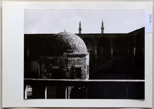 Petzold, W: Nicosia (Zypern). Hof des Benyuk Khan mit kleiner Moschee, dahinter die Minarette der Selimiye-Moschee. 
