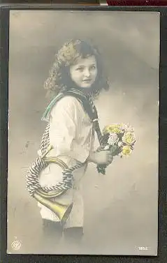 Kind mit Posthorn. Foto koloriert.