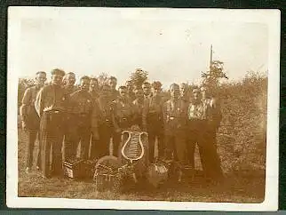 Konzertina Verein Schönfels. Soldatengruppe mit Instrumenten.