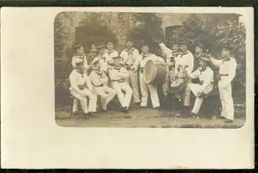 Soldatengruppe mit Instrumenten. Marine. Original Foto.