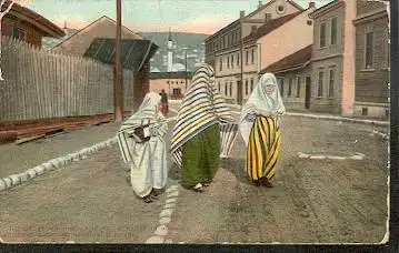 Türkische Mädchen auf der Strasse in Bosnien.
