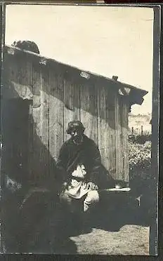 Mann in Tracht vor einer Hütte. OrigFoto. Russland?.