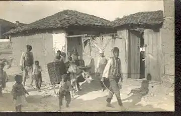 Balkan. Nesküb. Kinder vor Lehmhütten. Orig. Foto.